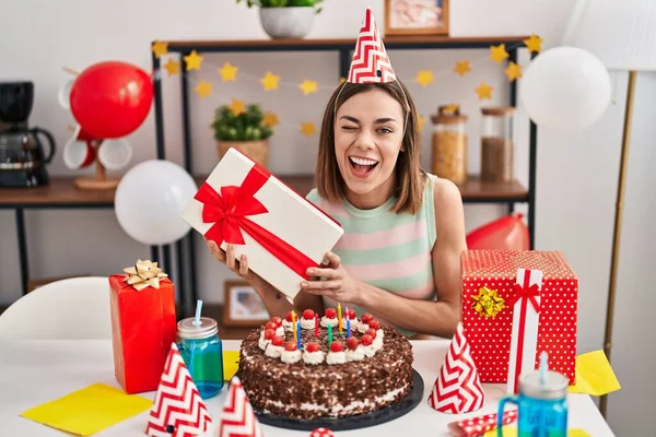 Mujer Hispana Celebrando Cumpleaños Con Pastel Celebración Regalo Guiño Mirando — Foto de Stock