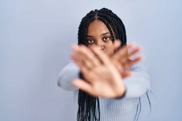 Africano Americano Mulher Sobre Azul Fundo Rejeição Expressão Cruzando Braços — Fotografia de Stock