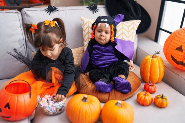 Adorable Chico Chica Teniendo Fiesta Halloween Sosteniendo Caramelos Casa —  Fotos de Stock