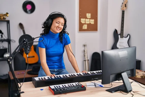 Young Chinese Woman Musician Playing Piano Keyboard Music Studio — Stockfoto