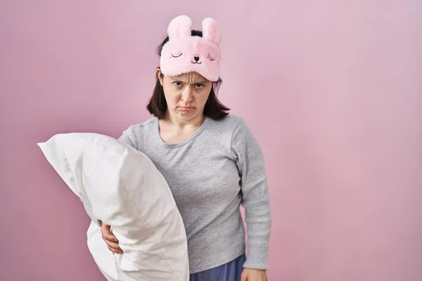 Frau Mit Syndrom Trägt Schlafmaske Umarmt Kopfkissen Skeptisch Und Nervös — Stockfoto