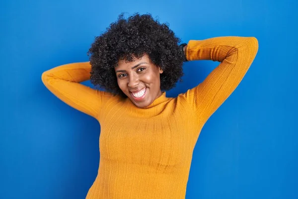 Mujer Negra Con Pelo Rizado Pie Sobre Fondo Azul Relajante — Foto de Stock