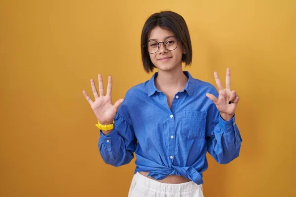 Young Girl Standing Yellow Background Showing Pointing Fingers Number Eight — Stock Photo, Image