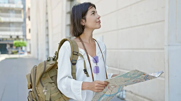 Jonge Mooie Spaanse Vrouw Toerist Glimlachend Zelfverzekerd Holding Stadsplattegrond Straat — Stockfoto