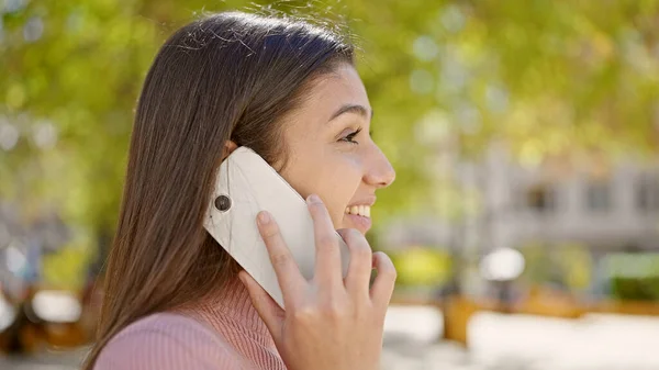 Young Beautiful Hispanic Woman Smiling Confident Talking Smartphone Park — Stockfoto