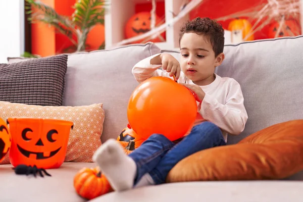 Roztomilý Hispánský Chlapec Halloween Party Drží Balón Doma — Stock fotografie