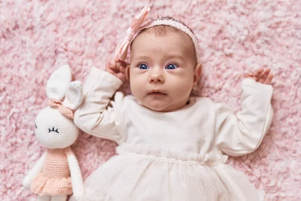 Adorável Bebê Caucasiano Deitado Cama Com Boneca Quarto — Fotografia de Stock