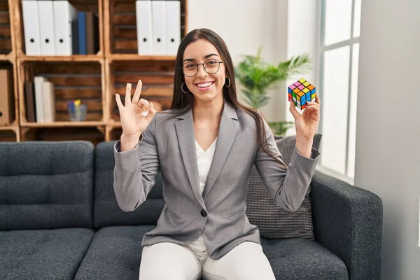 Mulher Hispânica Jogando Colorido Jogo Inteligência Cubo Quebra Cabeça Fazendo — Fotografia de Stock