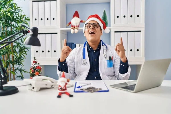 Hispánec Mladý Lékař Muž Klinice Vánoce Ohromený Překvapený Vzhlíží Ukazuje — Stock fotografie