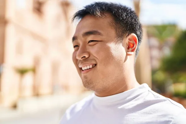 Sokakta Kendinden Emin Gülümseyen Genç Çinli Adam — Stok fotoğraf