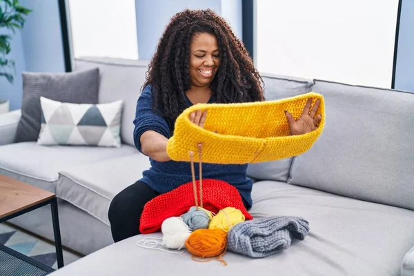 Femme Afro Américaine Assise Sur Canapé Cousant Des Vêtements Faits — Photo