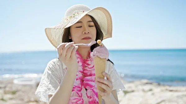 Young Chinese Woman Tourist Eating Ice Cream Seaside — Stock Photo, Image
