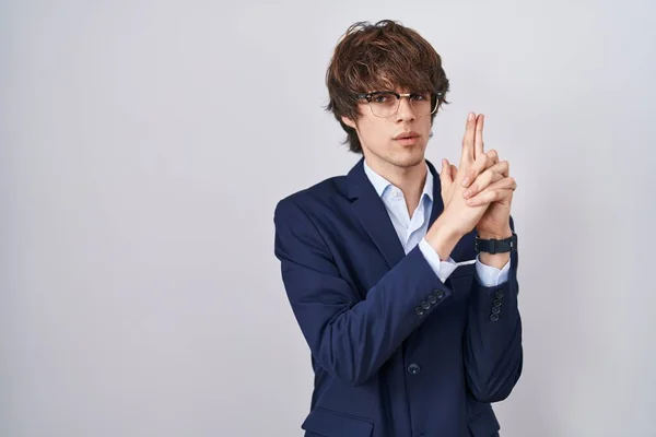 Ισπανόφωνος Επιχειρηματίας Νεαρός Άνδρας Φορώντας Γυαλιά Κρατώντας Συμβολικό Όπλο Χειρονομία — Φωτογραφία Αρχείου