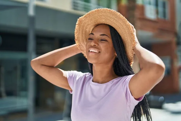 Africano Americano Mulher Sorrindo Confiante Vestindo Chapéu Verão Rua — Fotografia de Stock