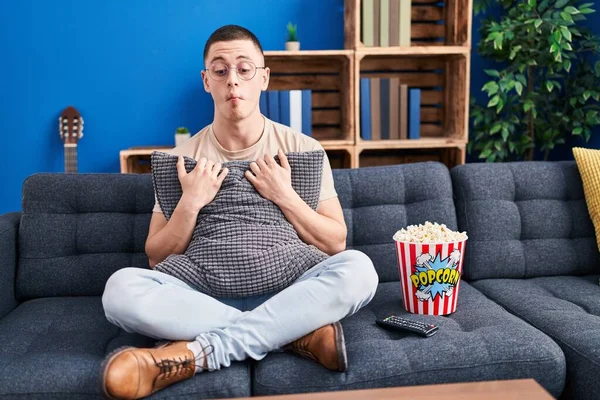Ung Man Äter Popcorn Gör Fisk Ansikte Med Mun Och — Stockfoto