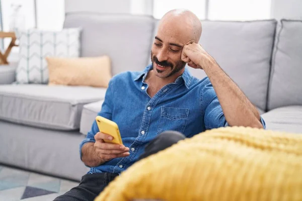 Genç Spanyol Adam Akıllı Telefon Kullanıyor Evde Yerde Oturuyor — Stok fotoğraf