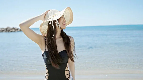 Genç Çinli Kadın Turist Deniz Kenarında Mayo Yaz Şapkası Giyerek — Stok fotoğraf