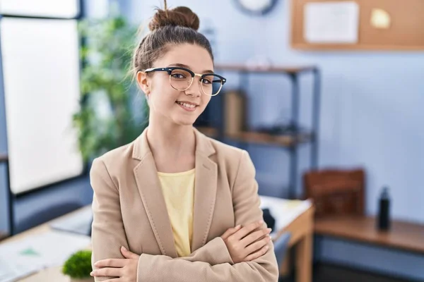 사무실에서 일하는 소녀가 안경을 얼굴로 웃으면서 카메라를 봅니다 긍정적 — 스톡 사진