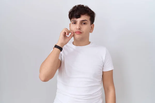 Gündelik Beyaz Tişört Giyen Ağzı Dudakları Parmaklarıyla Kapanan Genç Ikiyüzlü — Stok fotoğraf