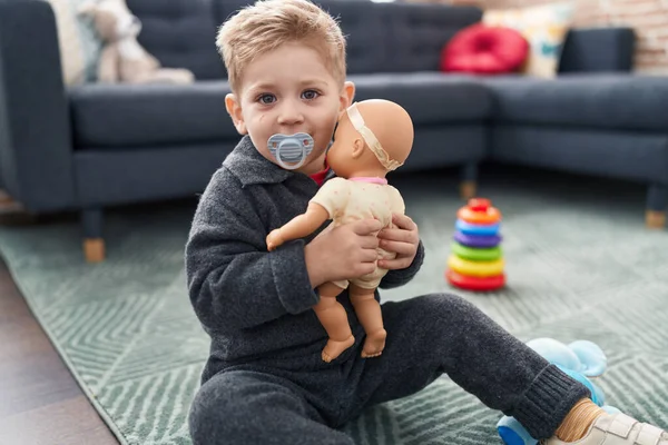 Sevimli Beyaz Çocuk Evde Yerde Oturmuş Oyuncak Bebekle Oynuyor — Stok fotoğraf