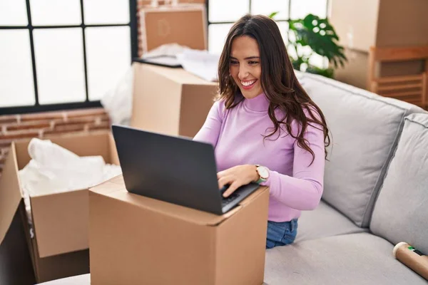 Young Hispanic Woman Smiling Confident Using Laptop New House — Stockfoto