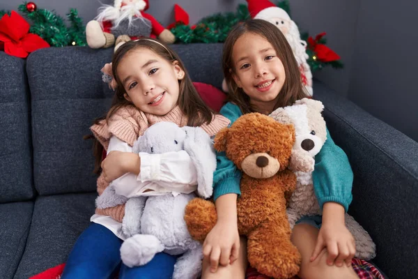 Entzückende Mädchen Umarmen Teddybär Und Feiern Weihnachten Hause — Stockfoto