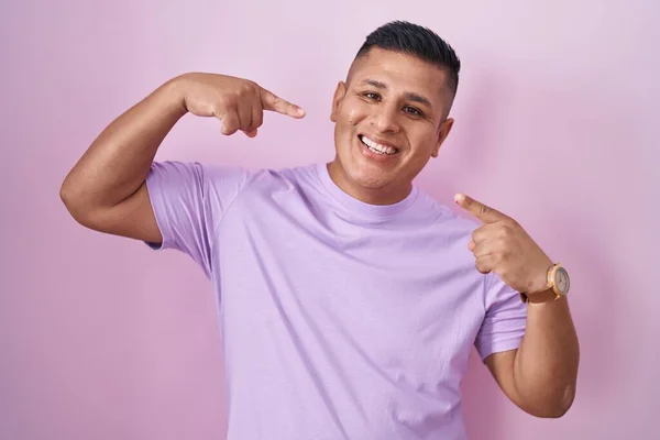 Mladý Hispánec Který Stál Nad Růžovým Pozadím Vesele Usmíval Ukazoval — Stock fotografie