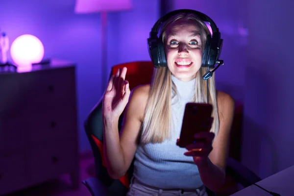 Beyaz Kadın Akıllı Telefonuyla Video Oyunu Oynuyor Parmaklarıyla Imza Atıyor — Stok fotoğraf