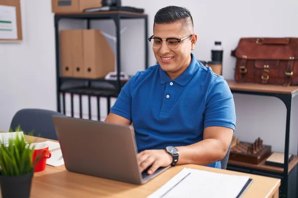 Молодий Іспаномовний Чоловік Працює Офісі Ноутбуком Щасливою Прохолодною Посмішкою Обличчі — стокове фото