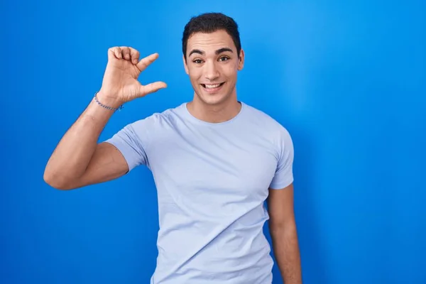 Homem Hispânico Jovem Sobre Fundo Azul Sorrindo Gestos Confiantes Com — Fotografia de Stock