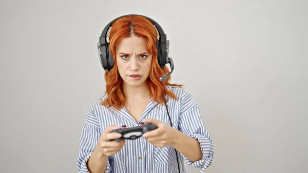Junge Rothaarige Frau Spielt Videospiel Auf Isoliertem Weißen Hintergrund — Stockfoto