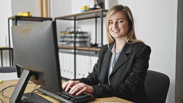 利用办公室电脑工作的年轻金发女商人 — 图库照片
