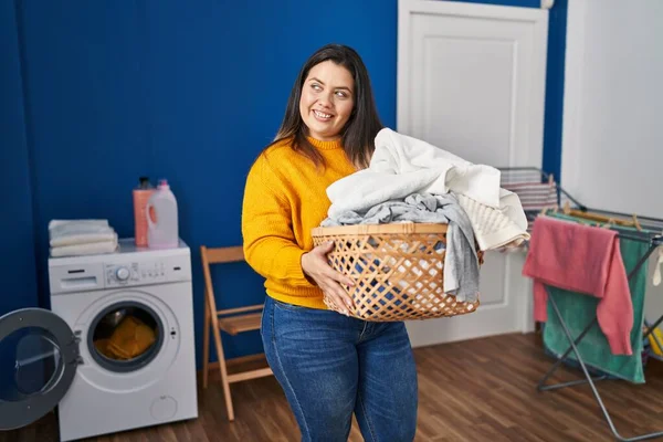 Young Beautiful Size Woman Smiling Confident Holding Basket Clothes Laundry — Fotografia de Stock