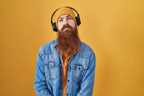 Uomo Caucasico Con Barba Lunga Ascoltare Musica Con Cuffie Cercando — Foto Stock