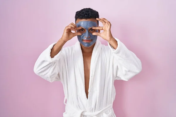 Güzellik Maskesi Banyo Cübbesi Takan Spanyol Genç Adam Parmaklarıyla Gözlerini — Stok fotoğraf
