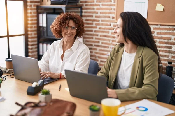 Two Women Business Workers Using Laptop Working Office — Fotografia de Stock