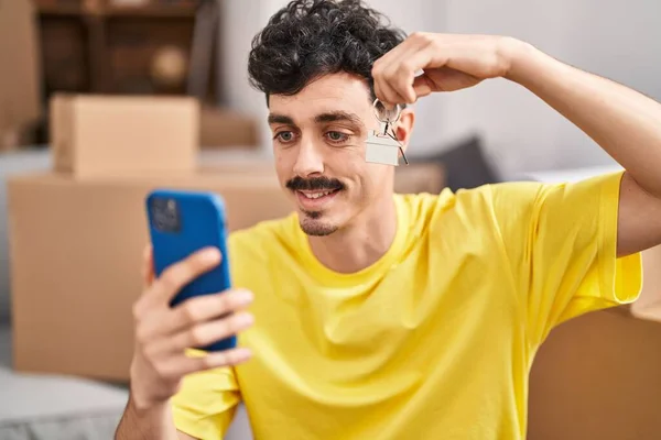 Young Caucasian Man Having Video Call Holding Key New Home — Stock Photo, Image