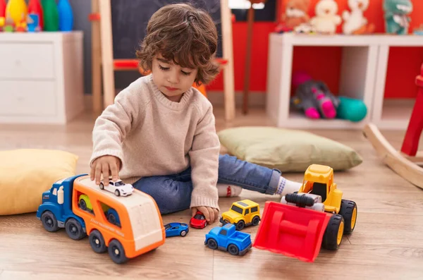 Чарівний Іспаномовний Хлопчик Грає Автомобільною Іграшкою Сидячи Підлозі Дитячому Саду — стокове фото
