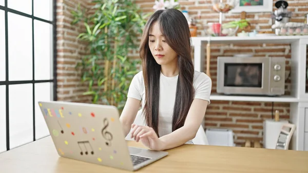 Jovem Chinesa Usando Laptop Sentado Mesa Sala Jantar — Fotografia de Stock
