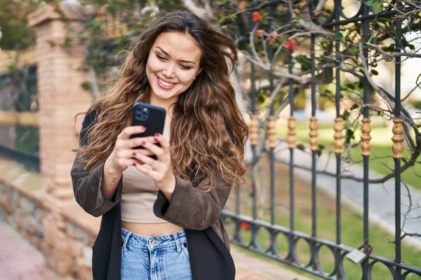 Joven Hermosa Mujer Hispana Sonriendo Confiada Usando Teléfono Inteligente Parque — Foto de Stock