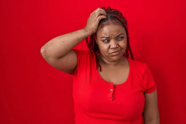 Африканская Американка Плетеными Волосами Стоящая Красном Фоне Сбивает Толку Задается — стоковое фото