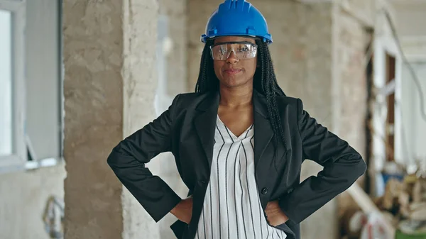 建設現場でリラックスした表情で立つアフリカ系アメリカ人女性建築家 — ストック写真