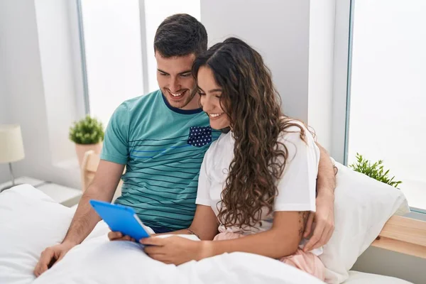Jong Hispanic Paar Met Behulp Van Touchpad Zitten Bed Slaapkamer — Stockfoto