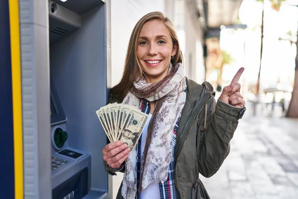 지폐를 여자가 손가락으로 가리키며 행복하게 — 스톡 사진