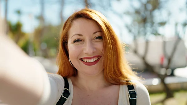 Junge Rothaarige Frau Lächelt Selbstbewusst Und Macht Selfie Mit Der — Stockfoto