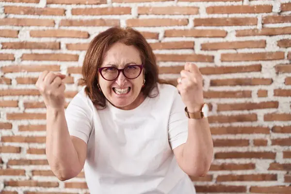 Gözlüklü Yaşlı Bir Kadın Kızgın Kızgın Bir Şekilde Duvarın Başında — Stok fotoğraf