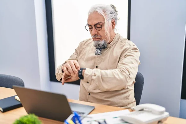 中世灰色の髪の男ビジネス労働者ラップトップの時計を使用してオフィスで — ストック写真