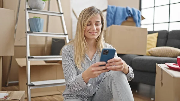 Jeune Femme Blonde Utilisant Smartphone Assis Sur Sol Nouvelle Maison — Photo