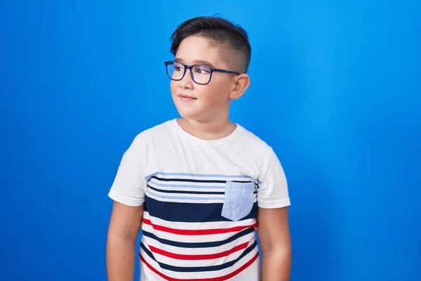 Mavi Arka Planda Dikilen Genç Spanyol Çocuk Yüzünde Gülümseme Doğal — Stok fotoğraf