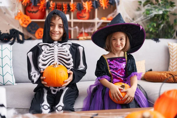 Roztomilý Chlapec Dívka Halloween Party Držení Dýně Doma — Stock fotografie